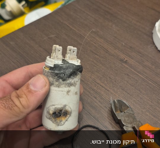 כלי עבודה ומחבר חשמלי על שולחן עץ